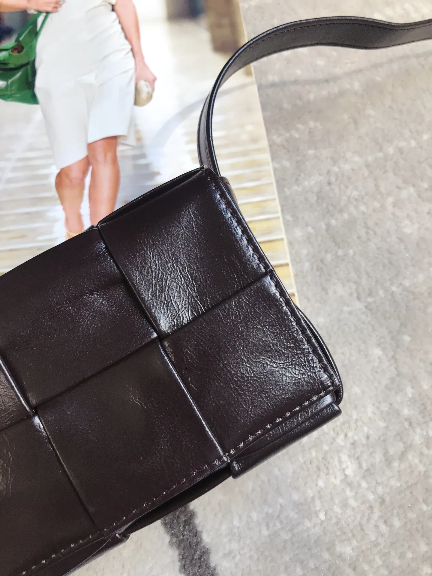𝗕𝗼𝘁𝘁𝗲𝗴𝗮 𝗩𝗲𝗻𝗲𝘁𝗮———— New product𝗺𝗶𝗻𝗶 𝗰𝗮𝘀𝘀𝗲𝘁𝘁𝗲‼ ️ A super cute one 𝒎𝒊𝒏𝒊 𝒄𝒂𝒔𝒔𝒆𝒕𝒕𝒆, a must-have for delicate girls. It’s the same height as lipstick. Although it can’t fit a mobile phone, it can fit all my cuteness and lipstick ❗️ We only make the highest end in the market, welcome to compare Size: 12*8*4cm.         Model: 6813